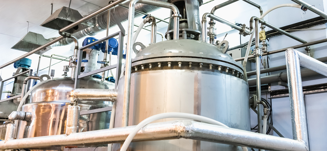 Installation de chaudronnerie industrielle avec cuves et tuyauteries inox
